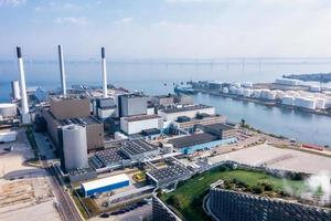 amager bakke, copenhill waste to energy power plant in copenhagen, denemarken met het skigebied op het dak. foto