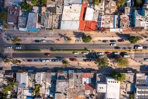 luchtfoto van de stad Tulum van bovenaf. klein Mexicaans dorp. foto