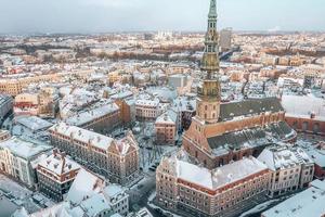 luchtfoto winters aanblik van st. peter's kerk in riga, letland. winterdag over de oude stad van riga, letland. foto