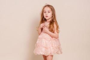 klein meisje in een roze jurk. lief kind. foto