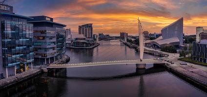 luchtfoto van de mediastad uk ligt aan de oevers van het manchester in de schemering foto