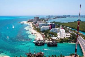 luchtfoto van jolly roger piratenschip in cancun foto