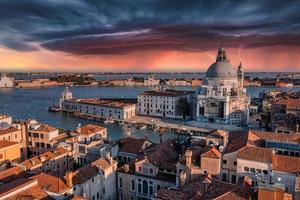 luchtfoto van santa maria della salute kerk in venetië foto