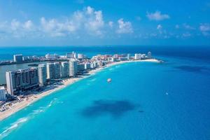 luchtfoto van het strand van punta norte, cancun, mexico. foto