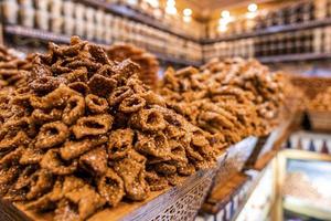 traditionele Marokkaanse zoetigheden te koop bij een straatkraam of op de markt foto