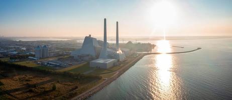 luchtfoto van de elektriciteitscentrale. een van de mooiste en meest milieuvriendelijke energiecentrales ter wereld. bv groene energie. foto