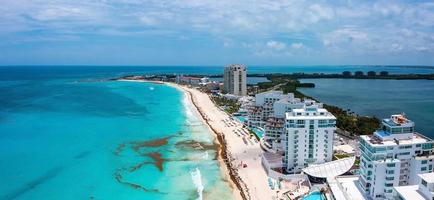 vliegen over het prachtige strand van Cancun. foto