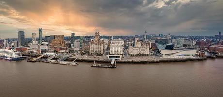 prachtig panoramisch uitzicht vanuit de lucht op de skyline van de stad Liverpool foto