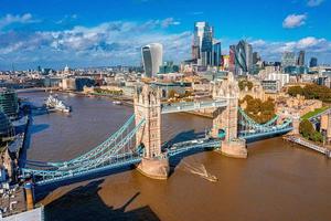 luchtfoto panoramisch stadsgezicht uitzicht op de London Tower Bridge foto