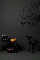 Halloween met zwarte vleermuizen aan een boom en geschilderde pompoenen op een donkere achtergrond