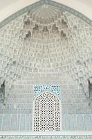 de koepel in de vorm van een boog in traditioneel Aziatisch mozaïek. de details van de architectuur van middeleeuws Centraal-Azië foto