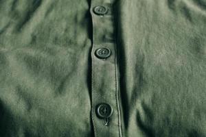 groene knopen op groene jas. kleding detail foto