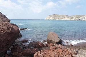 strand met rood zand. het eiland santorini. foto