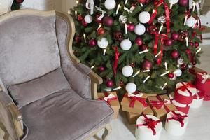 luxe woonkamer interieur versierd met chique kerstboom foto