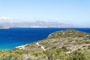 de zee en de bergen van Kreta. foto