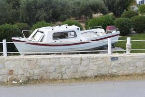 oude boot die op de grond staat. foto