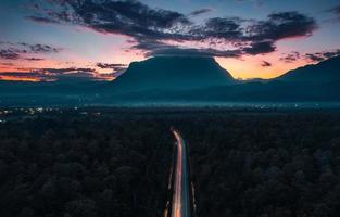 zonsondergang landschap bergen en avondlucht foto