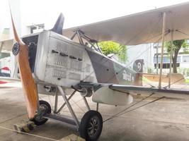 koninklijk thais luchtmachtmuseum bangkokthailand18 augustus 2018 de buitenkant van het vliegtuig heeft veel grote vliegtuigen. nader te leren. op 18 augustus 2018 in thailand. foto