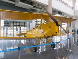 koninklijk thais luchtmachtmuseum bangkokthailand18 augustus 2018 in het gebouw toont het vliegtuig om te leren. op 18 augustus 2018 in thailand. foto