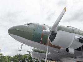 koninklijk thais luchtmachtmuseum bangkokthailand18 augustus 2018 de buitenkant van het vliegtuig heeft veel grote vliegtuigen. nader te leren. op 18 augustus 2018 in thailand. foto