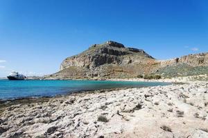 het uitzicht op de bergen en het strand. foto