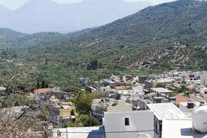 de bergen en de stad op het eiland kreta. foto