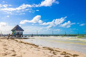 mooie holbox eiland strand zandbank panorama turquoise water mensen mexico. foto