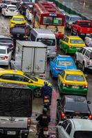 bangkok thailand 22 mei 2018 spitsuur grote zware verkeersopstopping in het drukke bangkok thailand. foto