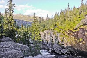 rivier van de prachtige waterval rjukandefossen, hemsedal in buskerud, noorwegen. foto