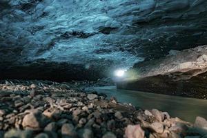 ijsgrotten in gletsjer bij jokulsarlon, ijsland foto