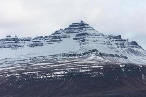 djupivogur en omliggende bergen foto