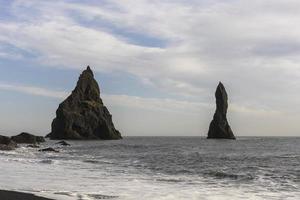 reynisfjara strand, zuidelijk ijsland foto