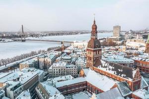 luchtpanorama van de oude stad van riga tijdens een mooie winterdag in letland. vriestemperatuur in letland. witte riga. foto