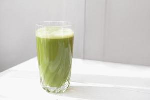 matcha havermout in een glas. gezond drankenconcept. foto