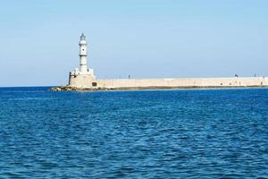 vuurtoren in de stad chania. goed, zonnig weer. foto