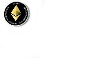 enkele echte munt van cryptocurrency zilver ethereum geïsoleerd op een witte achtergrond foto