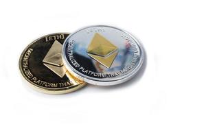 enkele echte munt van cryptocurrency zilver ethereum geïsoleerd op een witte achtergrond foto