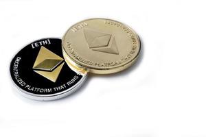 enkele echte munt van cryptocurrency zilver ethereum geïsoleerd op een witte achtergrond foto