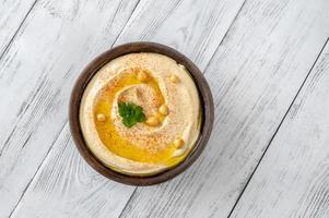 kom met hummus foto