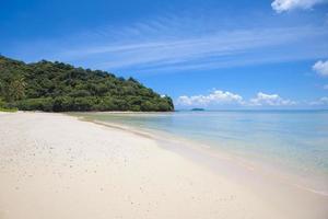 prachtig uitzicht landschap van tropisch strand, smaragdgroene zee en wit zand tegen blauwe lucht, maya baai in phi phi eiland, thailand foto