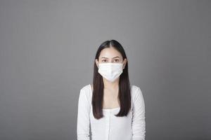 portret van vrouw met chirurgisch masker in studio, gezondheidszorgconcept