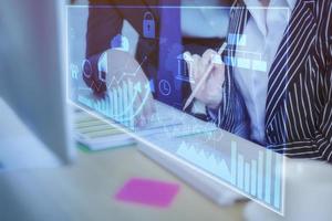 close-up zakenmensen zijn analyse bedrijfsrapport met digitaal virtueel scherm, zakelijke financiële achtergrond
