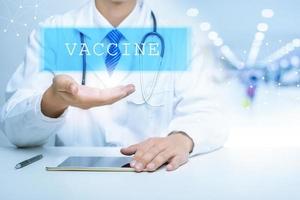 close-up van de arts toont vaccin, medisch technologieconcept foto