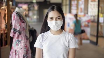 jonge vrouw met masker die buiten staat foto