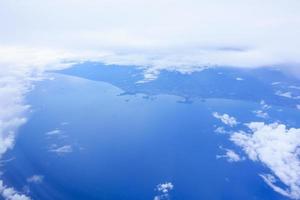 luchtfoto van het vliegtuig van de stad en de heldere lucht. foto