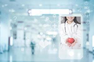 vrouwelijke arts diagnosticeert online op smartphone met medische analysepictogrammen, medisch technologieconcept foto