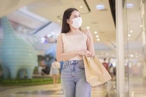 portret van mooie vrouw draagt gezichtsmasker in winkelcentrum