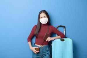 portret van jonge reizigersvrouw met gezichtsmasker, nieuw normaal reisconcept