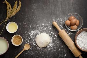 bovenaanzicht van ingrediënten bakkerij maken op zwarte houten tafel foto