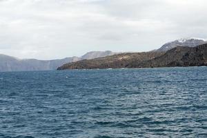 die landschaft auf das meer und die berge der insel. foto